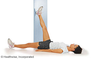 Foto del ejercicio de estiramiento del tendón de la corva en la pared