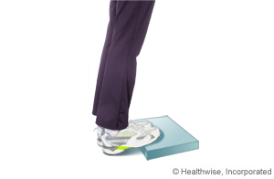 Imagen de cómo hacer el estiramiento bilateral de la pantorrilla estando de pie