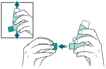 Una persona agita el inhalador y quita la tapa.