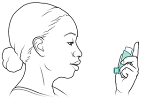 Persona sosteniendo el inhalador.