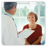 Mujer reuniéndose con un médico