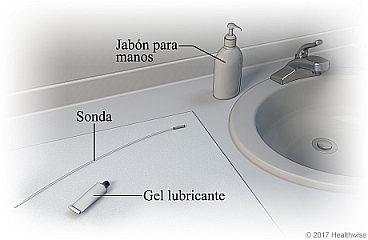 Área del lavabo del baño, que muestra jabón de manos, sonda, gel lubricante y espejo sobre un paño limpio