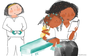 Sofía se sienta en una mesa alta, abrazando a su mamá y leyendo un libro Sofía se sienta en una mesa alta, abrazando a su mamá y leyendo un libro