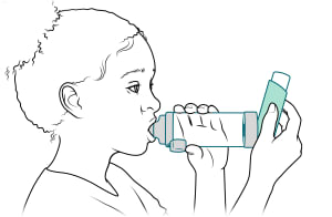 Niño con los labios bien cerrados alrededor de la boquilla de la cámara de inhalación. Niño con los labios bien cerrados alrededor de la boquilla de la cámara de inhalación.