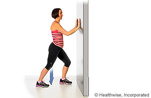 Imagen de cómo hacer el estiramiento de la pantorrilla en la pared con las rodillas flexionadas Imagen de cómo hacer el estiramiento de la pantorrilla en la pared con las rodillas flexionadas