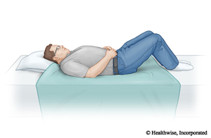 Persona en cama encima de una sábana extensible Persona en cama encima de una sábana extensible