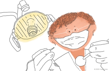 El dentista usa un espejo pequeño.