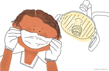 Kathy se pone una cubierta de papel sobre la cara.