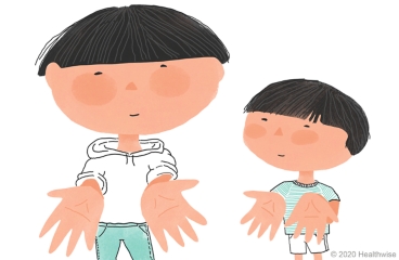 Hollis y su hermanito muestran que tienen las manos limpias.