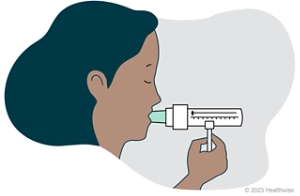 Una persona con una boquilla de espirómetro en la boca.