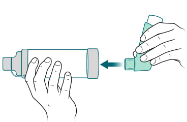 Colocación de la boquilla del inhalador en la cámara de inhalación.
