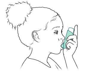 Niña con los labios cerrados alrededor de la boquilla del inhalador.