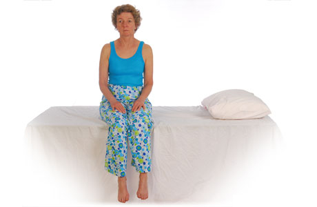 Imágenes de cómo proteger la espalda al acostarse: Paso 1 de 3 - Cómo prepararse para acostarse