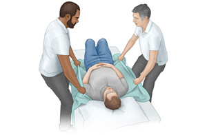 Cuidadores usando una sábana extensible para mover a una persona en la cama