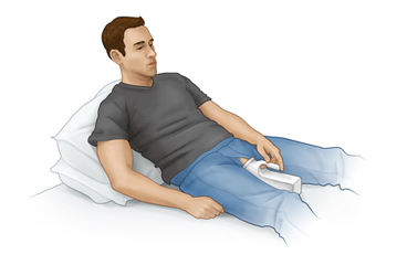 Hombre usando un orinal en la cama