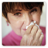 Foto de una mujer con alergias sosteniendo un pañuelo en la nariz