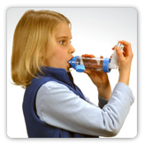Foto de una mujer joven usando un inhalador de asma