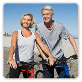Hombre y mujer montando en bicicleta