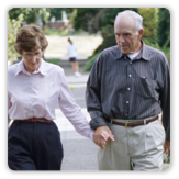 Imagen de un hombre y una mujer caminando tomados de la mano