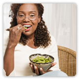 Imagen de una mujer sosteniendo un plato de comida
