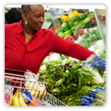 Foto de una mujer comprando verduras frescas