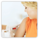 Imagen de una mujer vacunándose en el brazo derecho