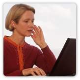 Una mujer usando una computadora portátil